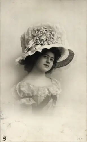 Ak Frau mit Hut, Portrait