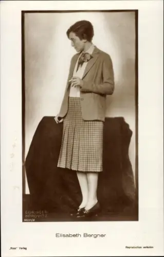 Ak Schauspielerin Elisabeth Bergner, Standportrait