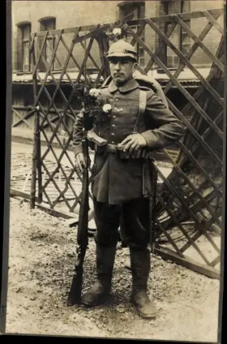 Foto Deutscher Soldat in Uniform, Pickelhaube, Gewehr
