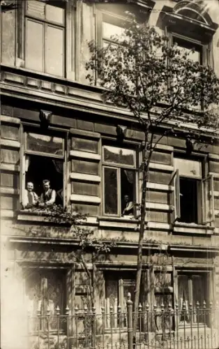 Foto Ak Hamburg Altstadt, Wohnhaus, Anwohner am Fenster