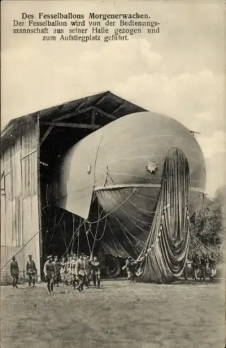 Ak Fesselballon wird von der Bedienungsmannschaft aus seiner Halle gezogen