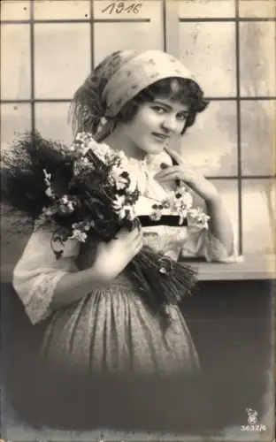 Ak Frau mit Blumenstrauß, Porträt; RPH 3632/6