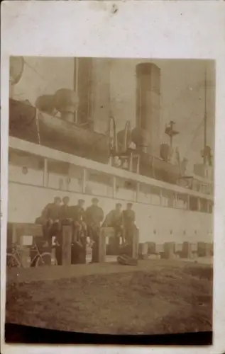 Foto Ak Hafenpartie, Dampfer, Männer, Gruppenbild