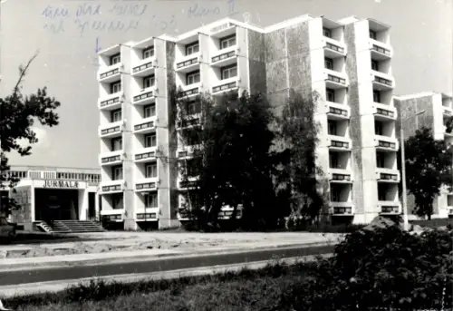 Ak Jūrmala Rigaer Strand Lettland, JURMALA, Eingangsportal mit Schriftzug 'JURMALA', mehrgeschoss