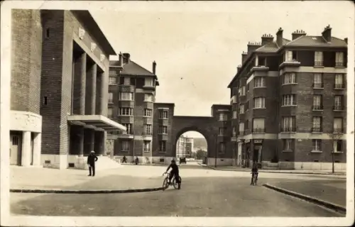 Ak Suresnes Hauts de Seine, Cite jardin, Place de la Societe des Nations