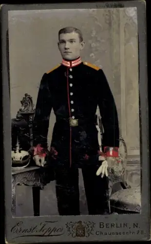 CdV Berlin, Deutscher Soldat in Uniform, Standportrait, Pickelhaube