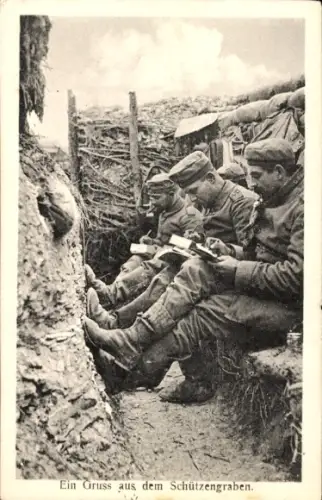 Ak Deutsche Soldaten im Schützengraben schreiben Feldpostbriefe, I WK
