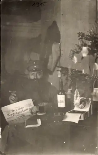 Foto Ak Deutscher Soldat in Uniform, Deutsche Tageszeitung, Tannenbaum