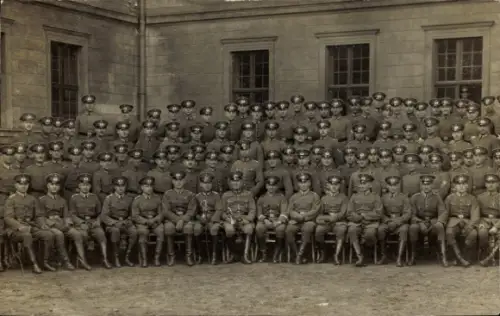 Ak Strasbourg Straßburg Elsass Bas Rhin, Männer in Uniformen stehen vor einem Gebäude.