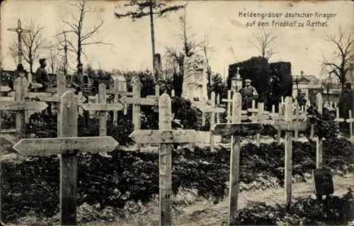 Ak Rethel Ardennes, Soldatengräber auf dem Friedhof
