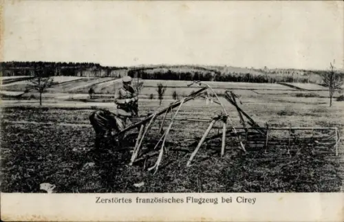Ak Cirey sur Vezouze Meurthe et Moselle, Ein zerstörtes französisches Flugzeug liegt auf einem...