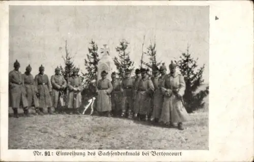 Ak Bertoncourt Ardennes, Einweihung des Sachsendenkmals, Soldaten in Uniformen, I. WK