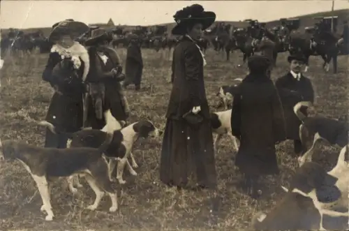 Foto Ak Noble Menschen, Hunde, Fest, Reiter