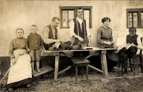 Foto Ak Menschengruppe, Familie, Wohnhaus, Tisch