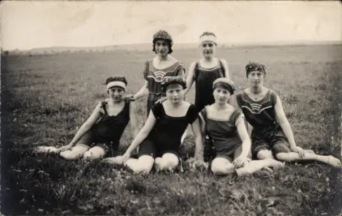 Foto Ak  Frauen auf der Wiese, Gruppenbild