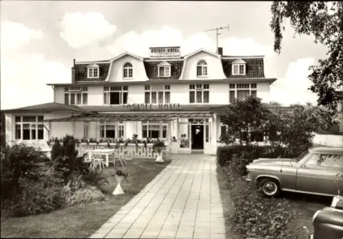 Ak Ostseebad Niendorf Timmendorfer Strand, Ostsee-Hotel,  Hoteleingang, Außenterrasse, geparkter 