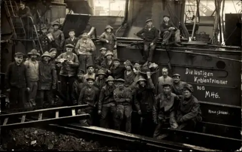 Foto Ak Kaiserliche Marine, Seeleute in Uniform, Gruppenfoto, Die lustigen Kohlentrimmer von M 46