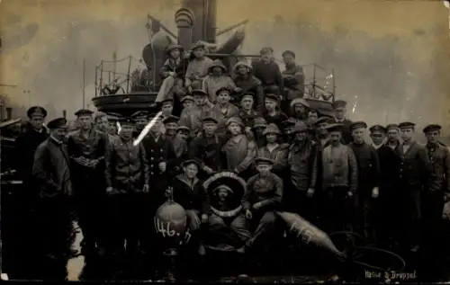 Foto Ak Minensuchboot M46, Kaiserliche Marine, Marinesoldaten, Gruppenfoto