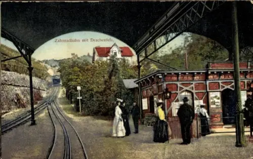 Ak Königswinter im Rhein Sieg Kreis, Zahnradbahn mit Drachenfels, Fahrgäste, Bahnstation