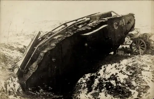 Foto Ak Englischer Panzer im Graben, Winter, Schnee