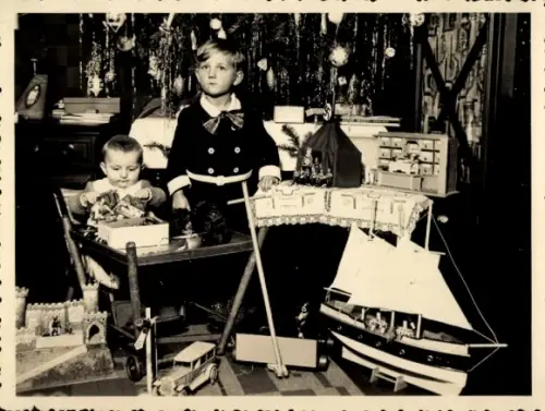 Foto Saalfeld Thüringen, Kinder mit Spielzeugen, Weihnachtsgeschenke, Modellboot, Fotograf Klose