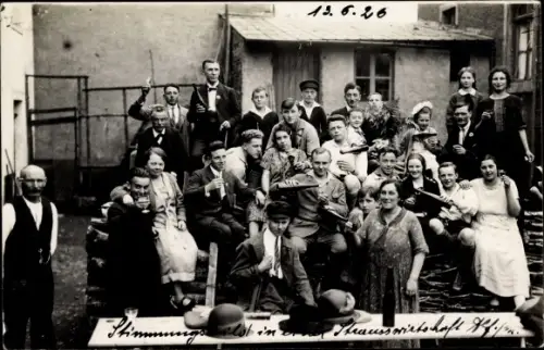 Foto Ak Straußwirtschaft, Wein, Weinflaschen, Weingläser, Männer, Frauen
