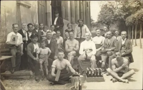 Foto Ak Mämnner vor einem Haus, Kinder, Bierflaschen, Bauarbeiter ?
