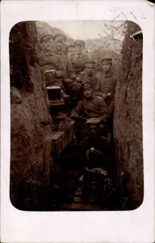 Foto Ak Deutsche Soldaten im Schützengraben, I. WK
