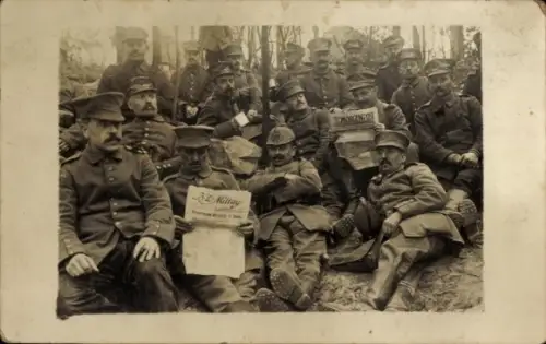 Foto Ak Deutsche Soldaten in Uniformen, Kaiserzeit, Zeitung