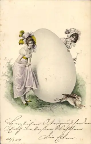 Ak Glückwunsch Ostern, Zwei junge Frauen an einem Osterei, Osterhase