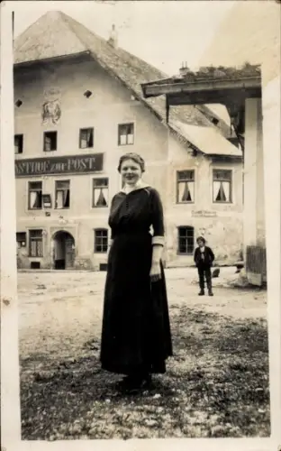 Foto Ak Gasthof zur Post, junge Frau, Portrait