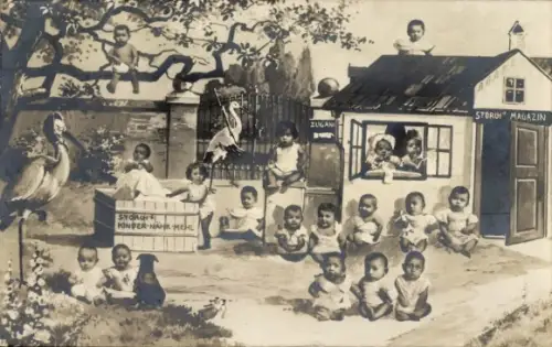 Ak Storch's Magazin, Storch's Kinder-Nähr-Mehl, Kleinkinder, Störche, Fotomontage, BKWI