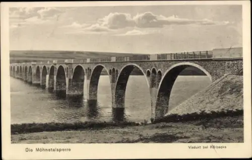 Ak Möhnesee in Westfalen, Möhnetalsperre, Die Möhnetalsperre, Viadukt bei Körbecke