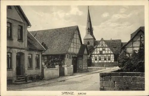 Ak Springe am Deister,  Kirche, Kirchturm, Fachwerkhäuser, Straßenansicht