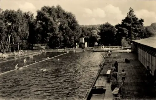 Ak Rositz im Altenburger Land Thüringen,  Freibad, Schwimmbecken, Sprungturm, Umkleidegebäude