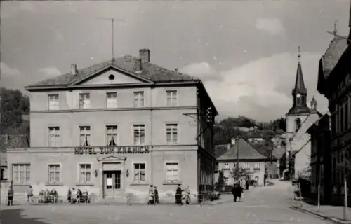 Ak Kranichfeld in Thüringen, Hotel Zum Kranich, Kirche mit Turm, Straßenansicht
