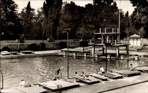 Ak Arnstadt in Thüringen,  Schwimmbad, Sprungturm, Freibad-Becken, Liegeflächen