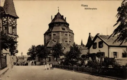 Ak Alzey, Blick auf den Schillerplatz, Passanten, Zaun, Fachwerkhaus