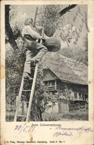 Ak Beim Schwarmfassen, Imker