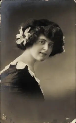 Ak Junge Frau, Portrait