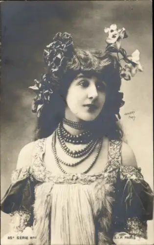 Ak Frau mit Blumen in den Haaren, Schmuck, Perlen