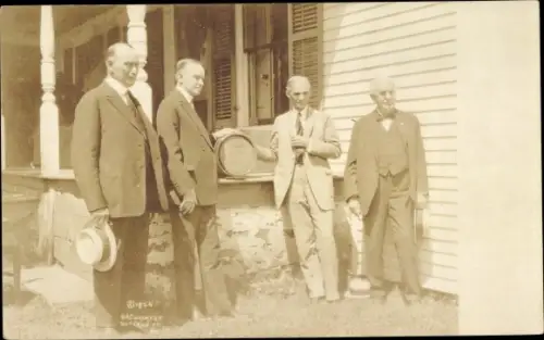 Foto Ak Erfinder und Automobilpionier Henry Ford und drei weitere Männer