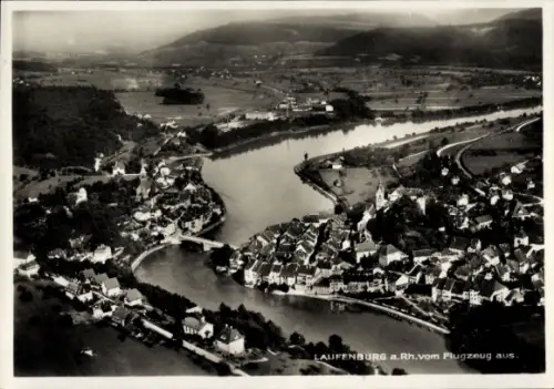 Ak Laufenburg am Hochrhein,  Luftaufnahme vom Flugzeug, Rheinschleife, Altstadt mit Brücke und Ki
