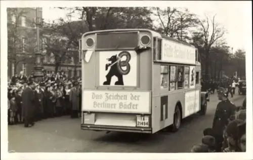 Foto Ak Berlin Mitte, Unter den Linden, Festzug, Autobus der Berliner Bäcker