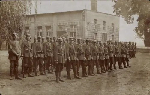 Foto Ak Deutsche Soldaten in Uniformen, Kaiserzeit, Pickelhaube