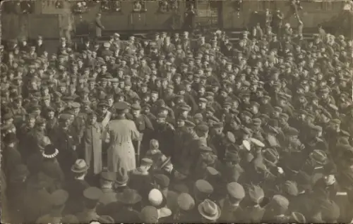 Foto Ak Deutsche Soldaten in Uniformen, Menschenmenge, Soldat hält Rede, Zivilisten