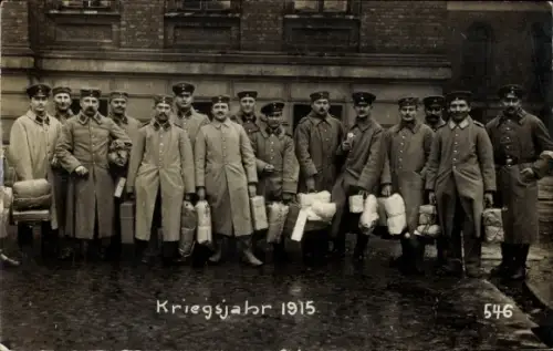 Foto Ak Deutsche Soldaten in Uniformen, Kriegsjahr 1915