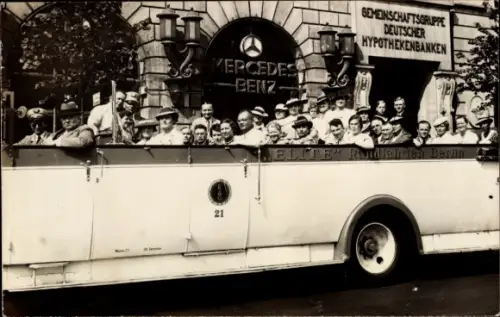 Foto Ak Berlin Mitte, Touristen im Autobus vor der Deutschen Hypothekenbanke, Mercedes Benz