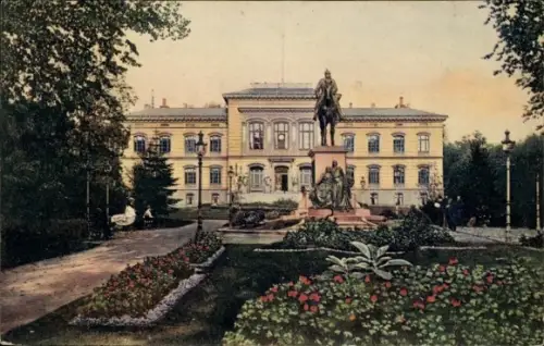 Ak Kiel, Universität  Kaiser-Wilhelm-I.-Denkmal, Reiterdenkmal, Park mit Blumenbeeten
