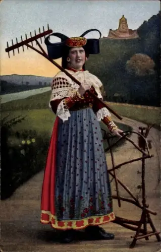 Ak Frau in Schaumburg Lippischer Volkstracht  mit Holzrechen